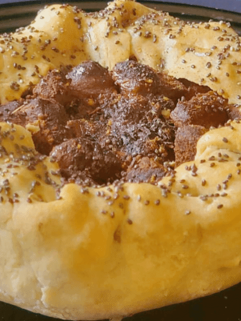 Crostata ripiena su piatto nero