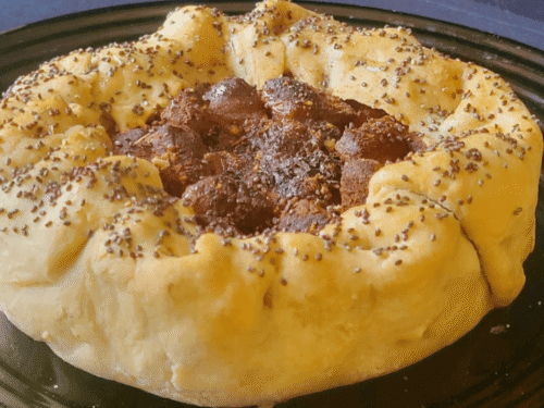 Crostata ripiena su piatto nero