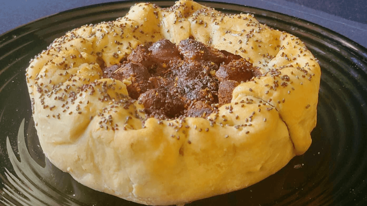 Crostata ripiena su piatto nero