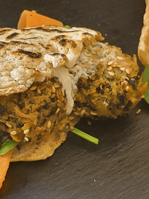 Pita con falafel con carote e spinacino su ardesia nera