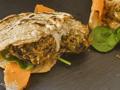 Pita con falafel con carote e spinacino su ardesia nera