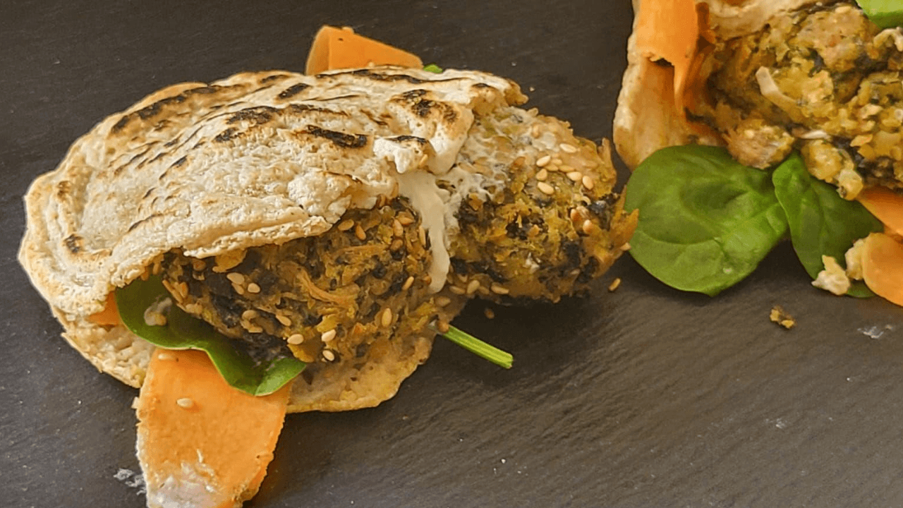 Pita con falafel con carote e spinacino su ardesia nera