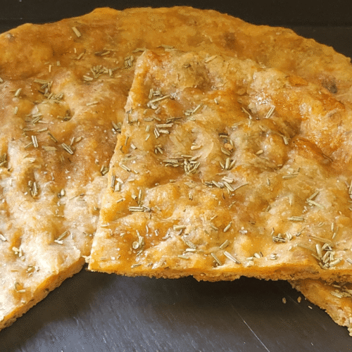 Pizza del viandante con guanciale e rosmarino:una ricetta medievale in chiave moderna e vegana