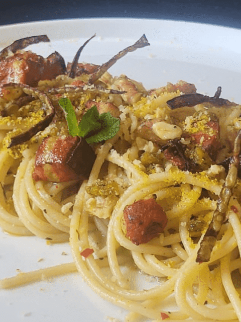 Spaghettoni con guanciale e pane su fave verdi , vegano