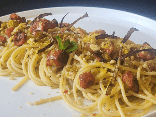 Spaghettoni con guanciale e pane su fave verdi , vegano