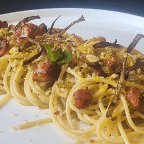 Spaghettoni con fave,pecorino e guanciale , classico primo romano in versione vegana e moderna