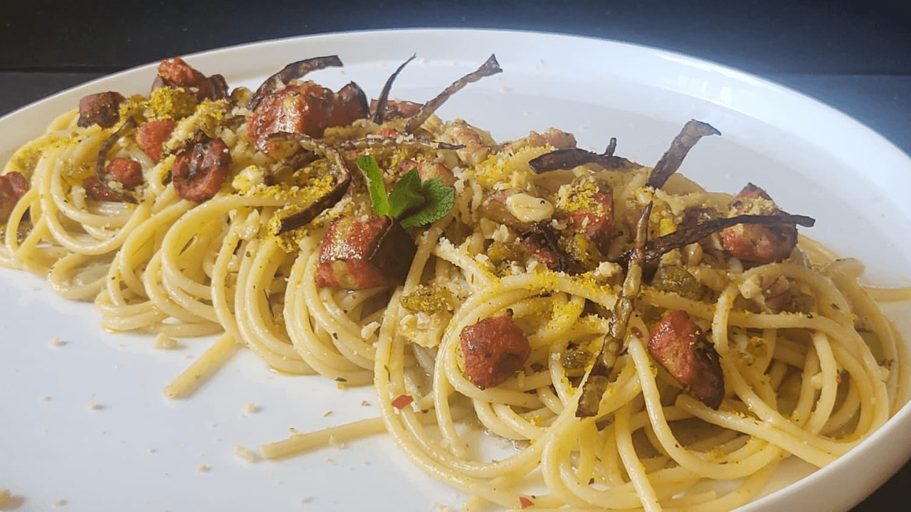 Spaghettoni con guanciale e pane su fave verdi , vegano