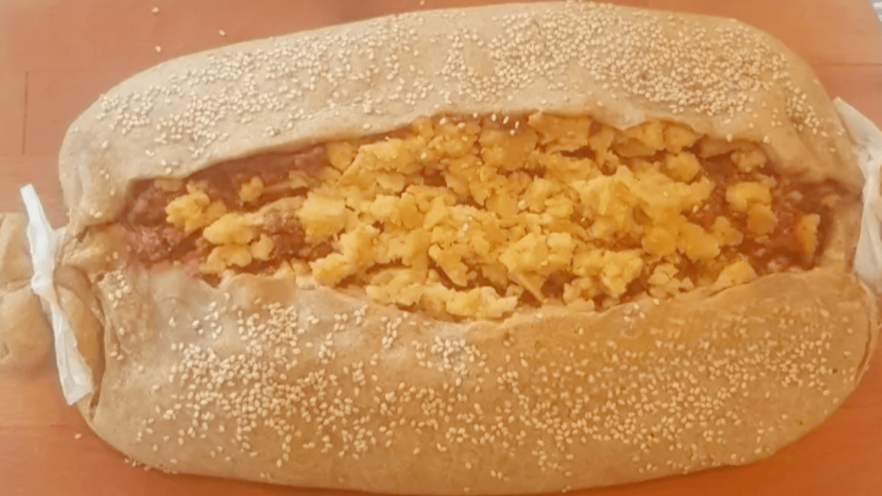 Pasta brisèe ripiena con semi di sesamo su tagliere di legno