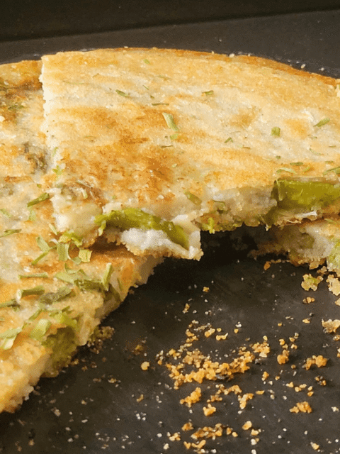 Schiacciata croccante su piatto ardesia con erba cipollina sopra