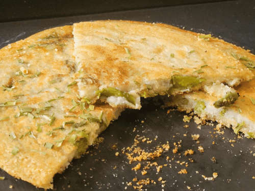 Schiacciata croccante su piatto ardesia con erba cipollina sopra