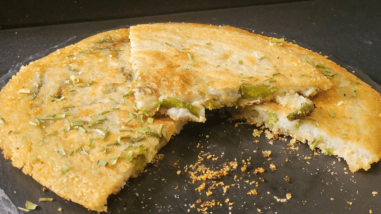 Schiacciata croccante su piatto ardesia con erba cipollina sopra