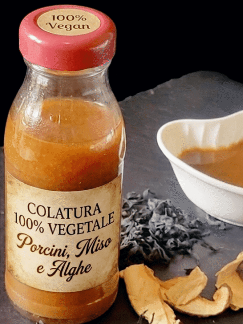 Bottiglietta con liquido marrone colatura di funghi e alghe