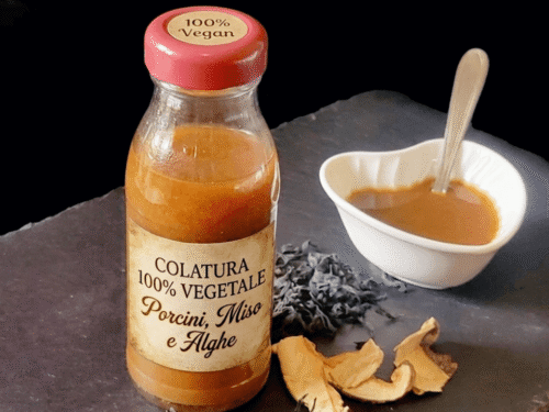 Bottiglietta con liquido marrone colatura di funghi e alghe