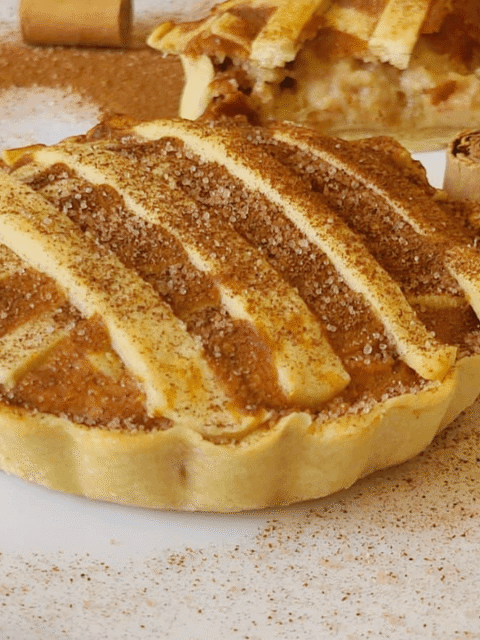 Crostata di ricotta medievale vegana su piatto bianco