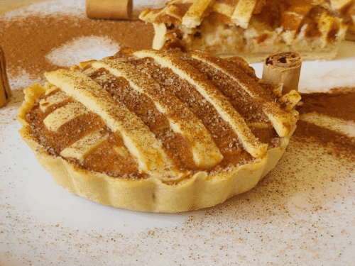 Crostata di ricotta medievale vegana su piatto bianco