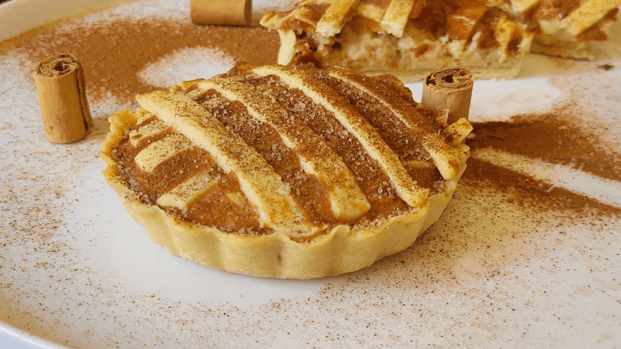 Crostata di ricotta medievale vegana su piatto bianco