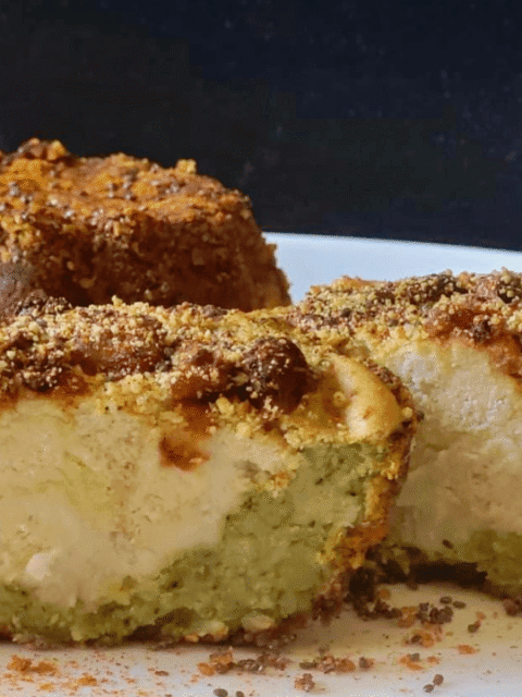 Cestini di broccoli dal cuore bianco filante su piatto bianco