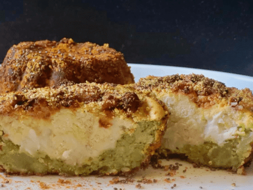 Cestini di broccoli dal cuore bianco filante su piatto bianco