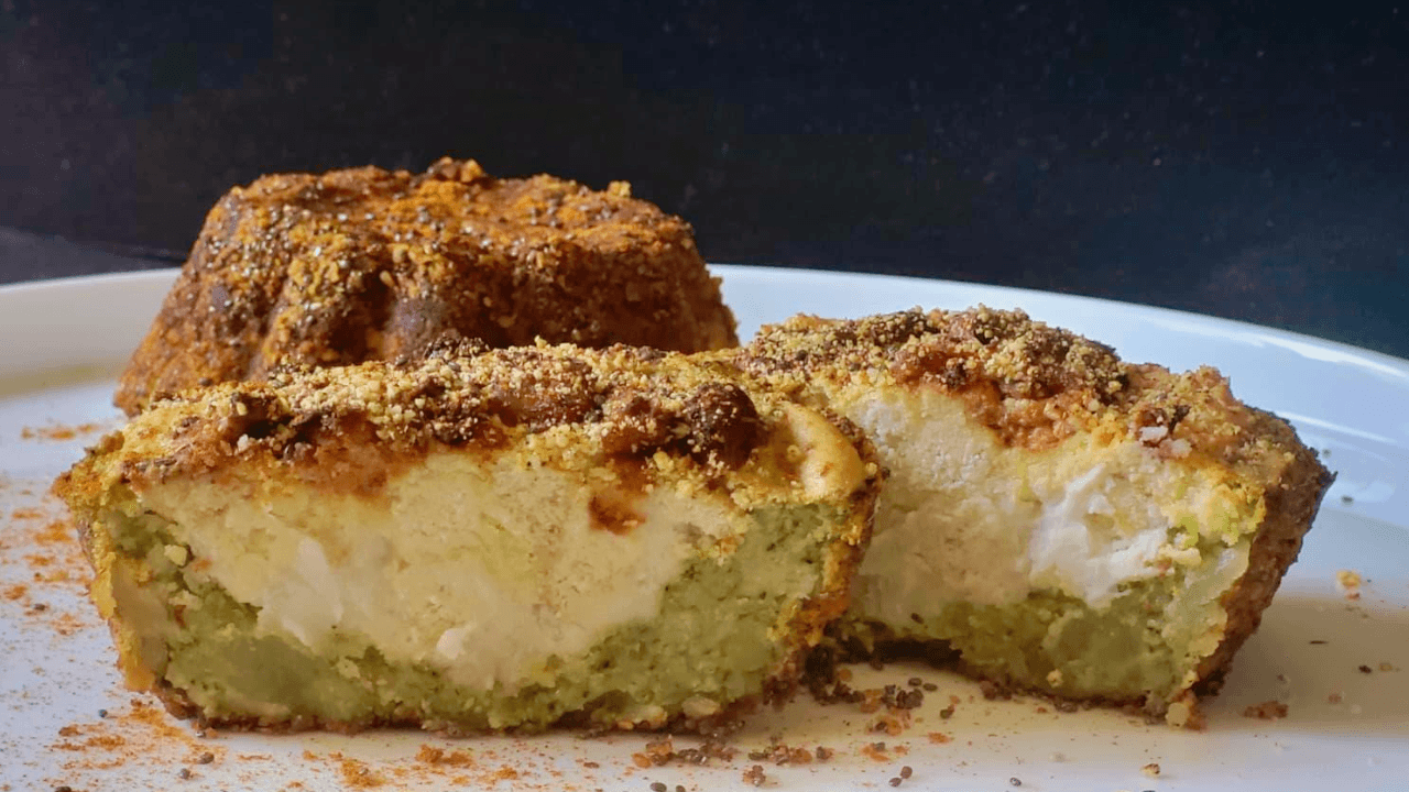 Cestini di broccoli dal cuore bianco filante su piatto bianco