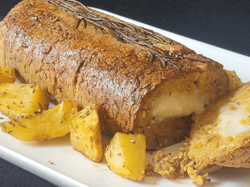 Arrosto con patate cuore filante formaggio su piatto bianco