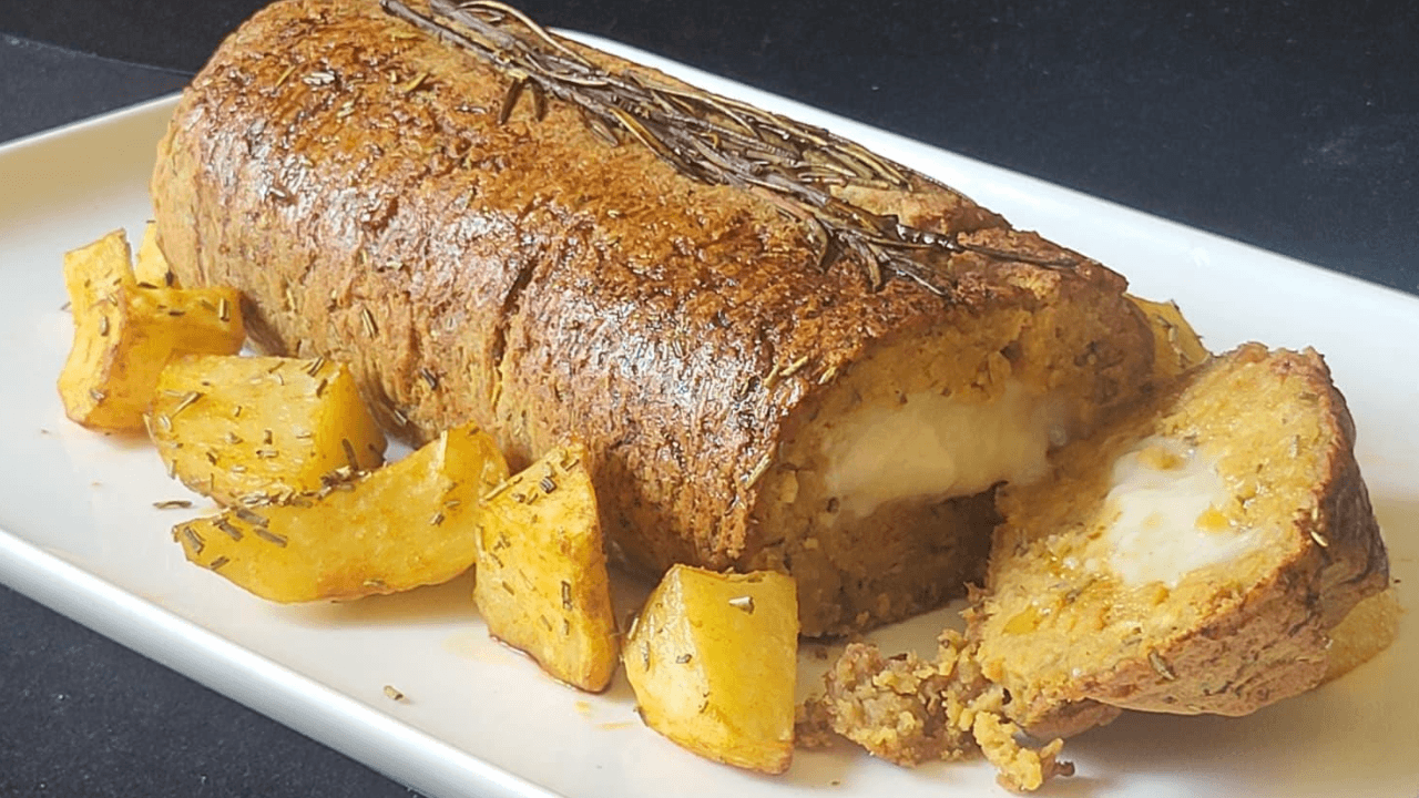 Arrosto con patate cuore filante formaggio su piatto bianco