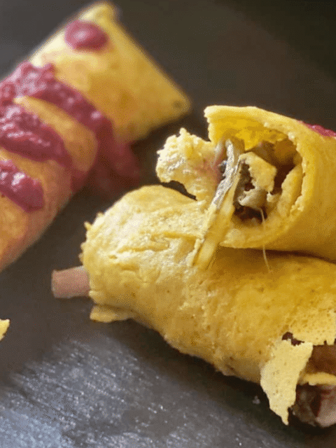 Omelette su piatto ardesia nero