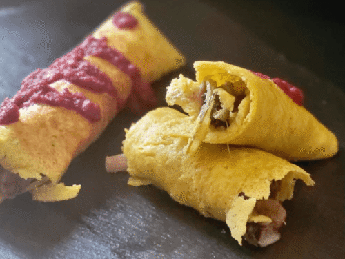 Omelette su piatto ardesia nero
