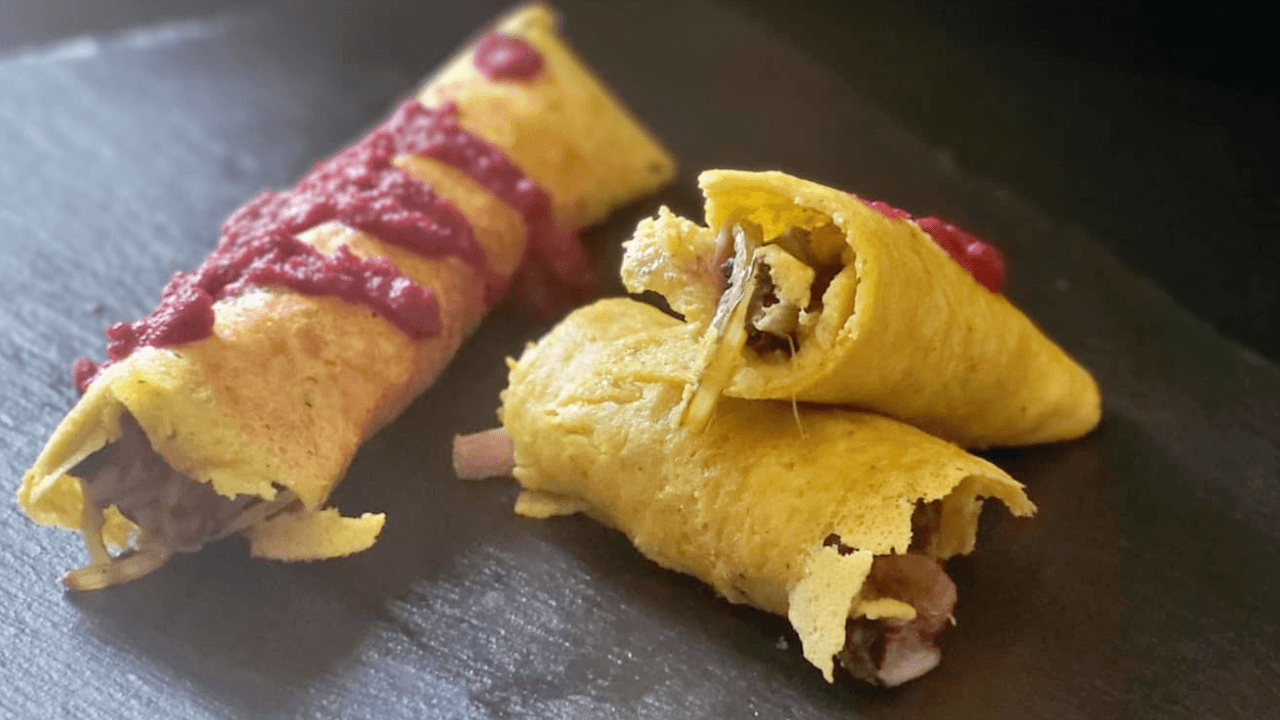 Omelette su piatto ardesia nero