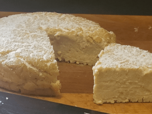 Formaggio vegetale con farina di riso sopra su tagliere