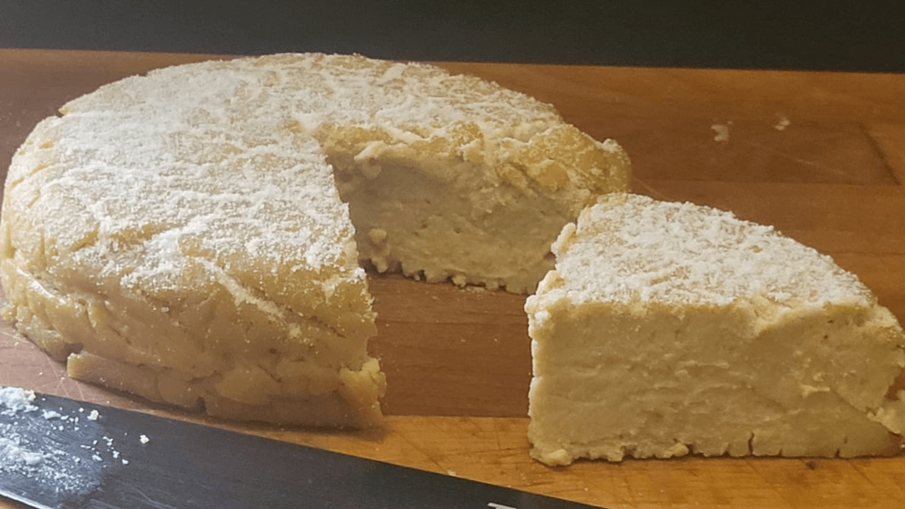Formaggio vegetale con farina di riso sopra su tagliere