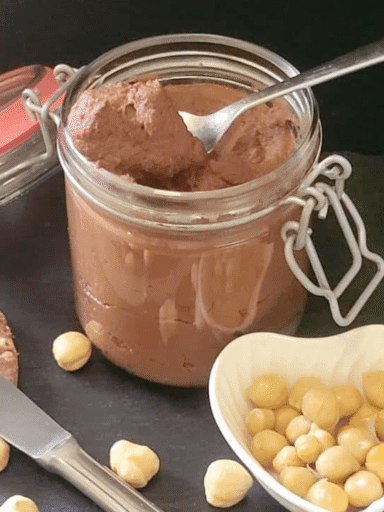 Nutella , ceci e nocciole vegana su piatto ardesia nera