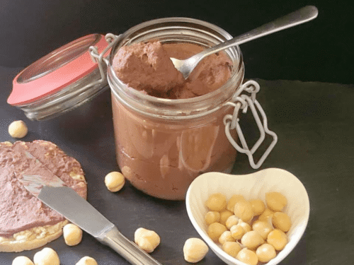Nutella , ceci e nocciole vegana su piatto ardesia nera