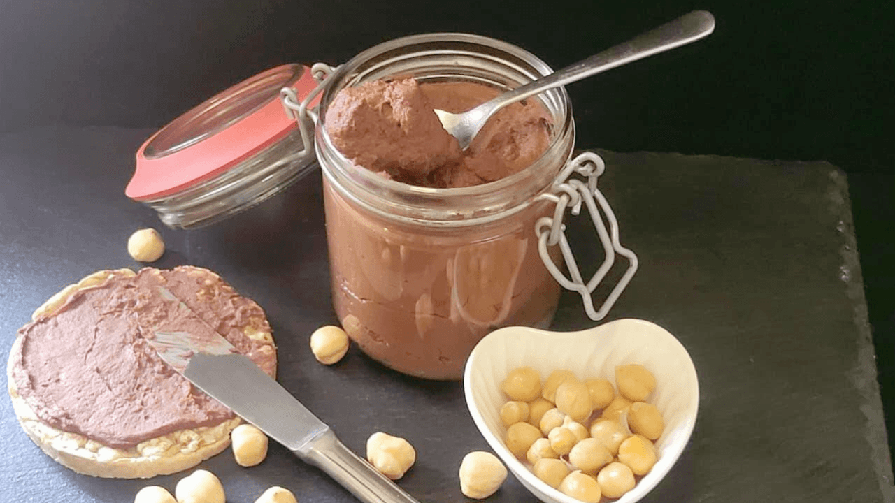 Nutella , ceci e nocciole vegana su piatto ardesia nera