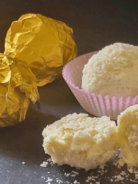 Sfere al cocco ripiene di mandorla su tagliere nero di ardesia