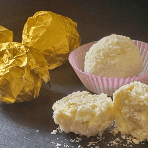 La sfera Raffaello: mousse di cocco e cuore di mandorla