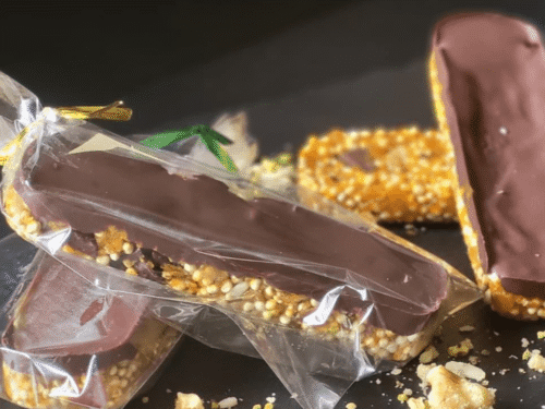Barrette quinoa e cioccolato su piatto ardesia nero