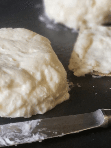Formaggio a pasta molle su piatto ardesia nero