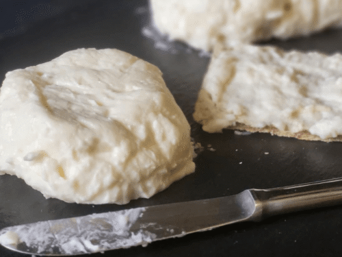 Formaggio a pasta molle su piatto ardesia nero