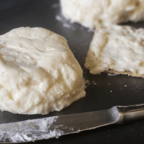 Crescenzella: la versione vegetale del famoso formaggio a pasta molle.
