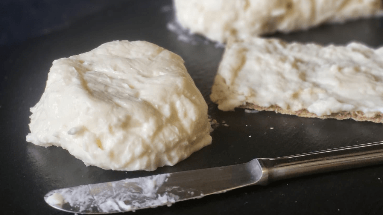 Formaggio a pasta molle su piatto ardesia nero