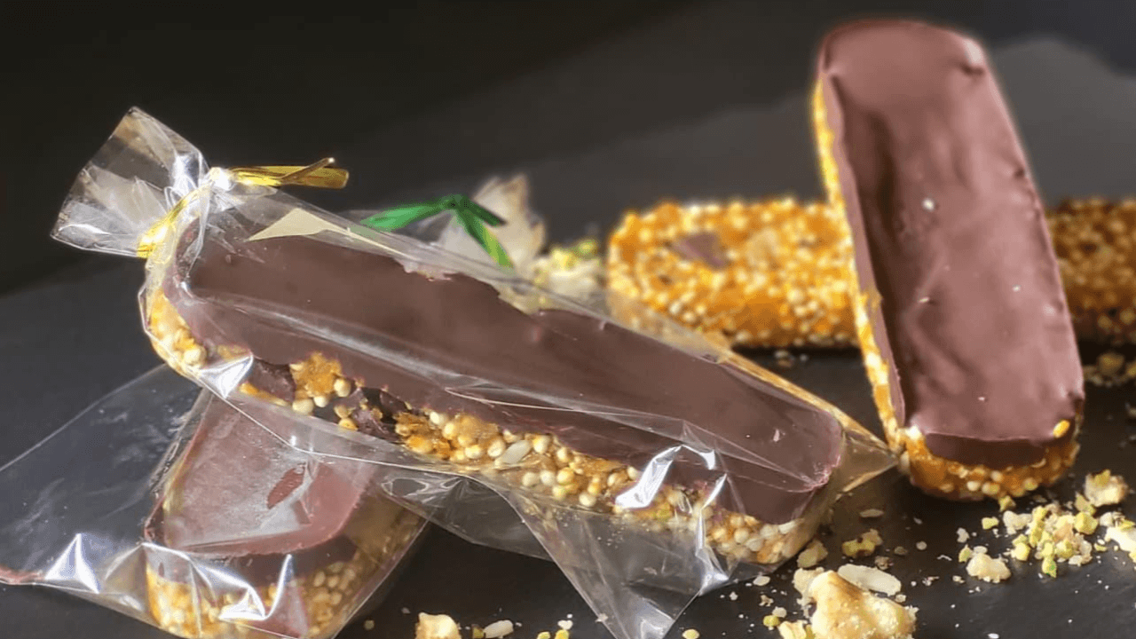 Barrette quinoa e cioccolato su piatto ardesia nero