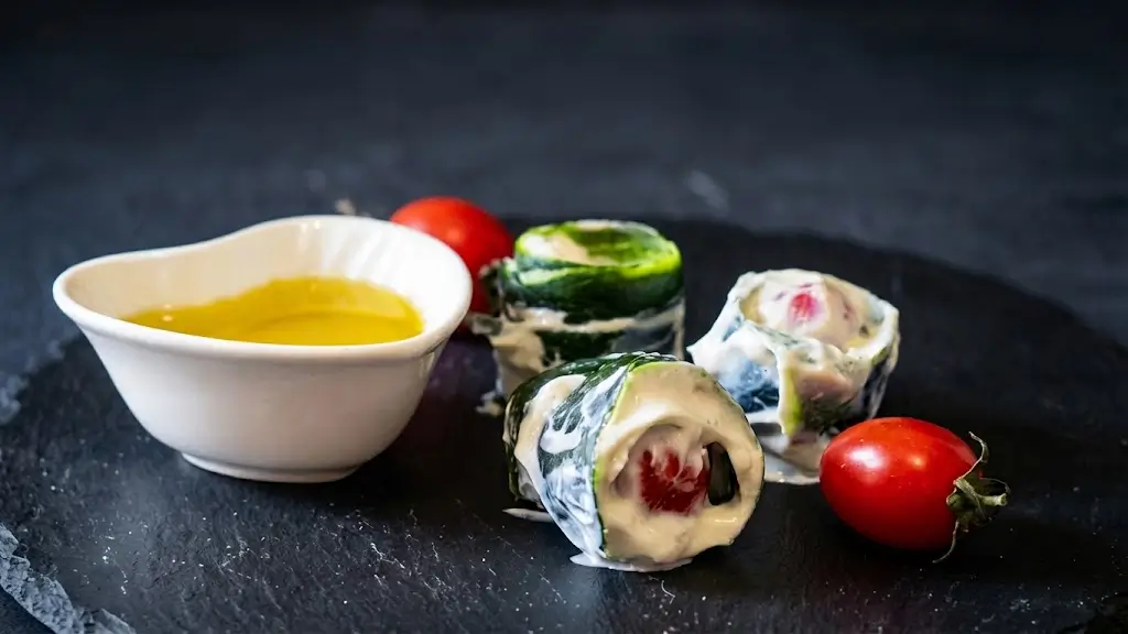 Rolls di bucce di cetrioli con spalmabile e pomodorini