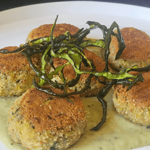 Polpette senza glutine di pane con crema e chips di zucchine