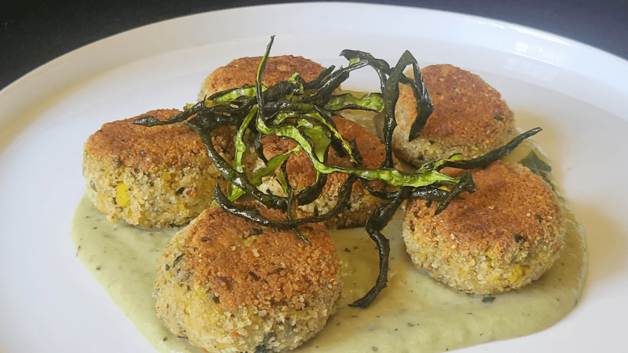 Polpette fritte su piatto bianco e chips di zucchine