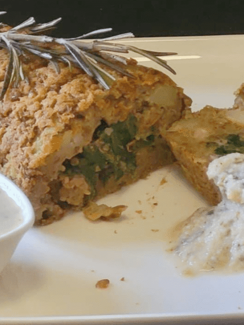 Arrosto con rosmarino sopra su piatto bianco