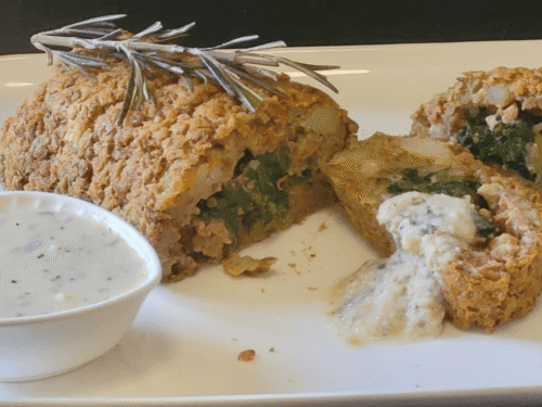 Arrosto con rosmarino sopra su piatto bianco