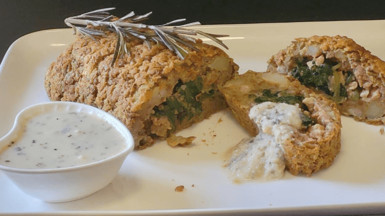 Arrosto con rosmarino sopra su piatto bianco