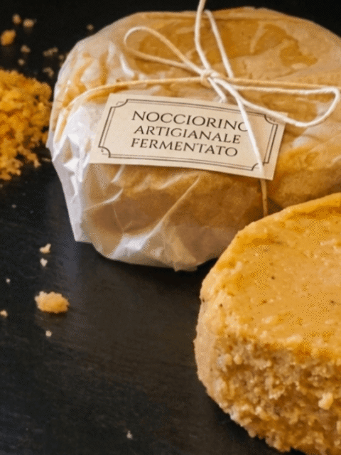 Formaggio stagionato e grattugiato su piatto ardesia nero