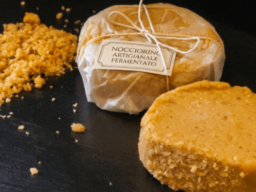 Formaggio stagionato e grattugiato su piatto ardesia nero