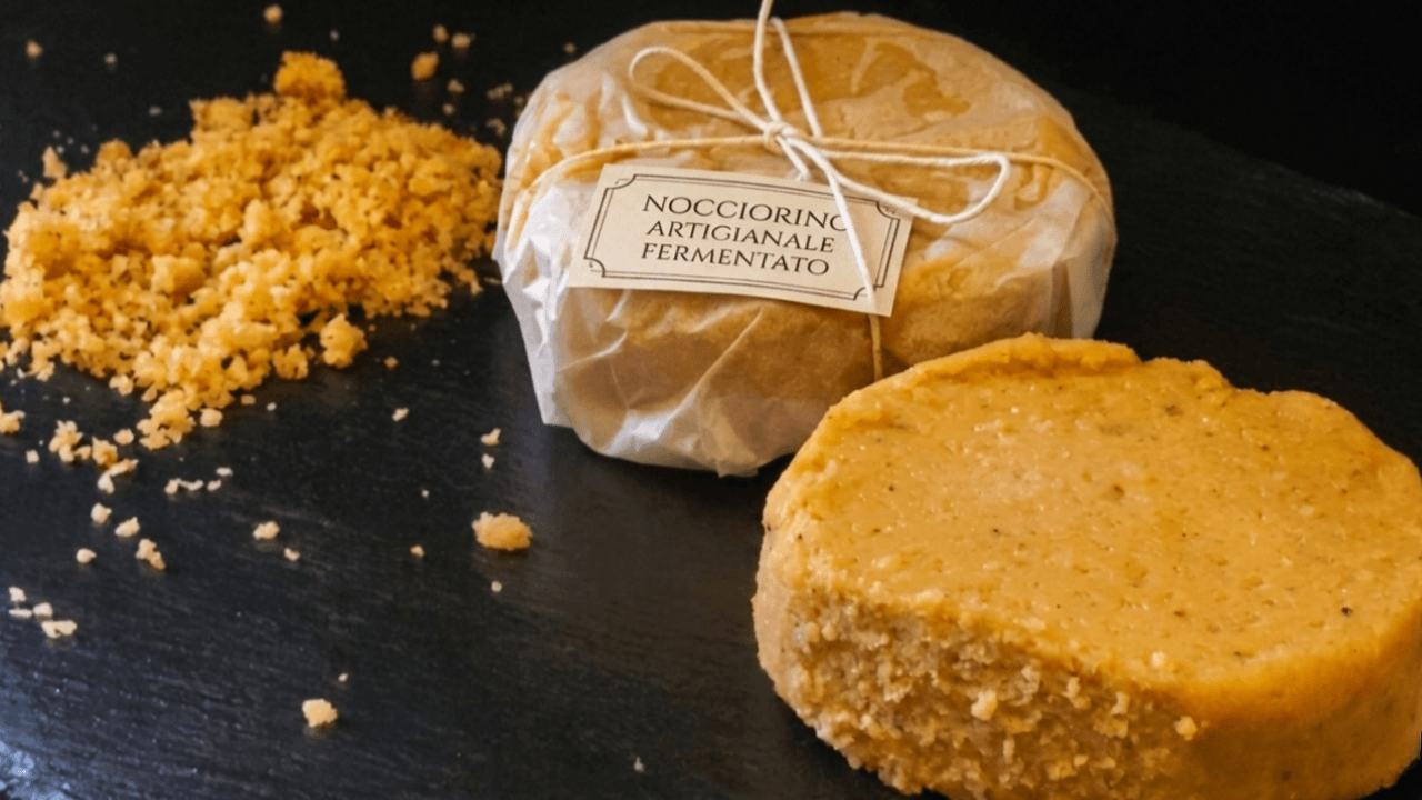 Formaggio stagionato e grattugiato su piatto ardesia nero